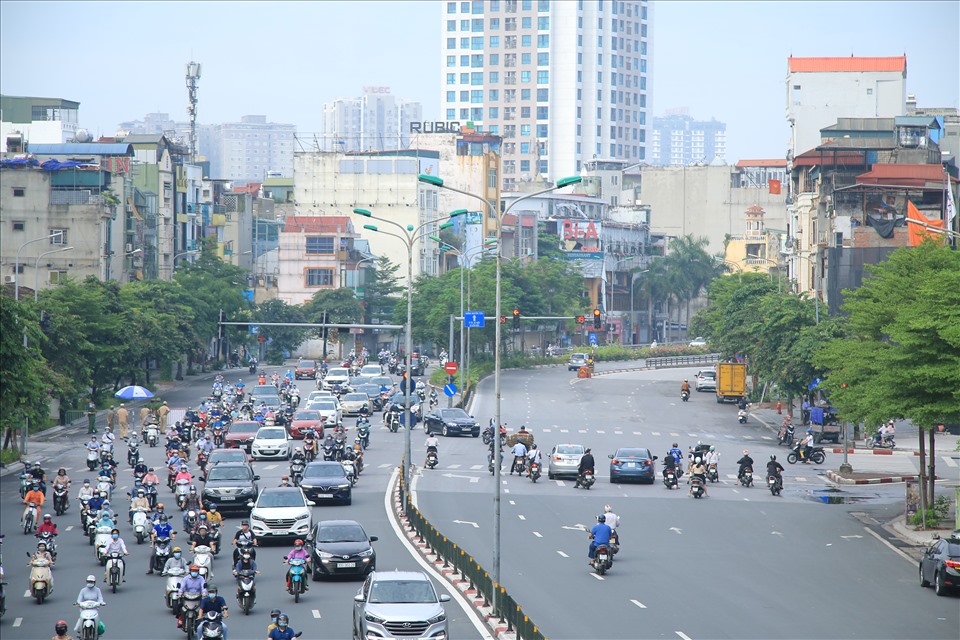 Bí thư Thành ủy Hà Nội Đinh Tiến Dũng cho rằng, kết quả 15 ngày đầu giãn cách có ý nghĩa quan trọng, nhưng 15 ngày tiếp theo có ý nghĩa quan trọng, quyết định hơn. Nhiệm vụ cấp bách của cả hệ thống chính trị từ thành phố xuống cơ sở và toàn thể người dân Thủ đô lúc này là chấp hành nguyên tắc cách ly thực chất, hiệu quả, “ai ở đâu ở yên đấy”.