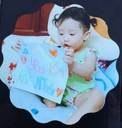Hình ảnh cô con gái 3 tuổi của bác sĩ Đỗ Trường Thanh Sơn động viên ba khi tham gia tăng cường cho tuyến đầu chống dịch tại Bà Rịa - Vũng Tàu.