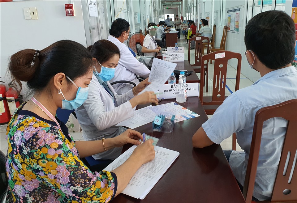 Người dân đăng ký tiêm vaccine tại Trung tâm Kiểm soát Bệnh tật tỉnh Bạc Liêu. Ảnh: Nhật Hồ