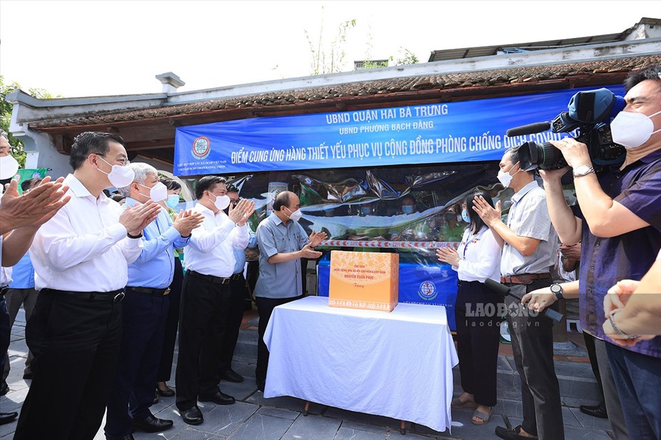 Chủ tịch nước Nguyễn Xuân Phúc tặng quà, động viên nhân dân tham gia bảo vệ “vùng xanh” tại khu dân cư phường Bạch Đằng, quận Hai Bà Trưng, Hà Nội.