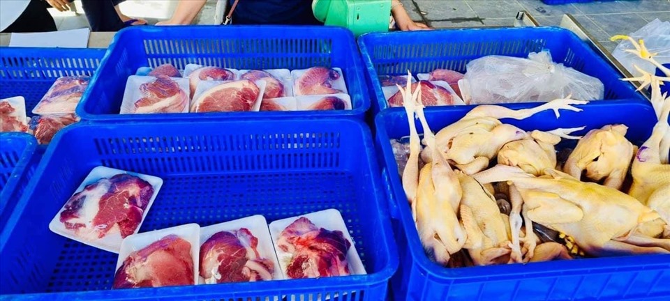 Hàng hoá tại các chợ, siêu thị di động trong các khu vực phong toả, cách ly ở Đà Nẵng dồi dào và đa dạng (ảnh Phước Mỹ)