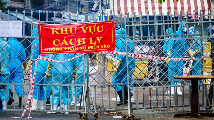 Sau khi phát hiện ca nhiễm COVID-19 tại chợ đầu mối Tân An, chiều 10.7, UBND quận Ninh Kiều, TP.Cần Thơ đã ra quyết định về việc áp dụng biện pháp phong toả chợ này, với diện tích khoảng 1,5ha, tổng số 266 hộ với 1.900 nhân khẩu.