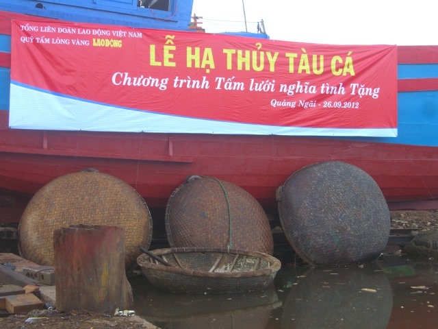 Viết báo để vận động đóng mới cả con tàu tặng ngư dân Quảng Ngãi năm 2012. Ảnh: A.Th