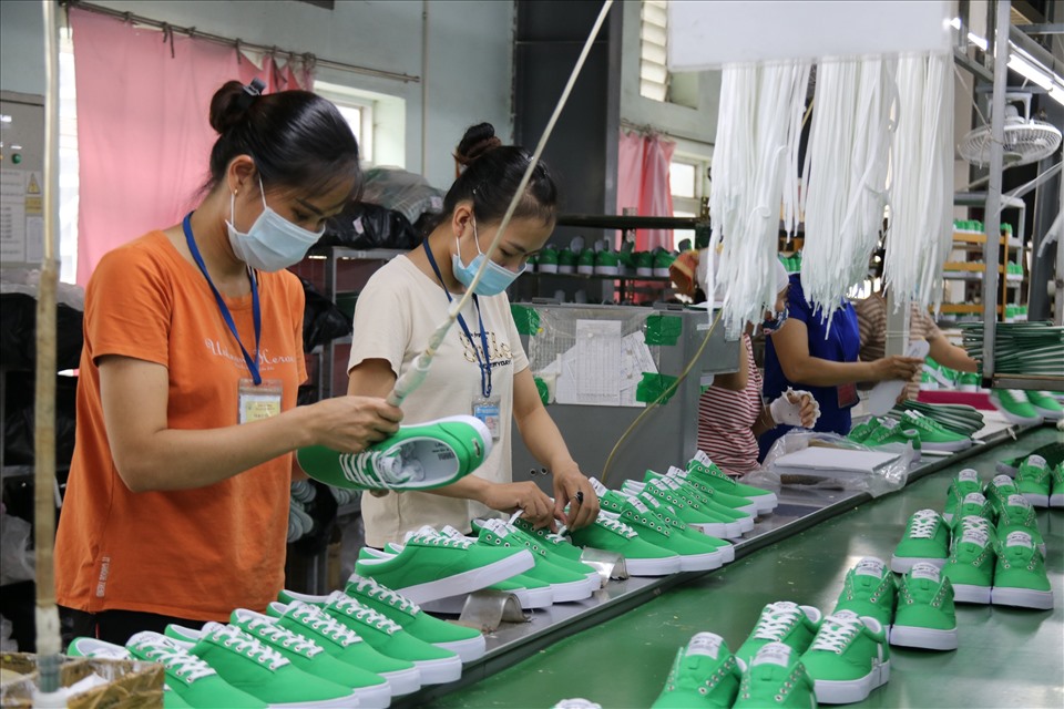 Công nhân lao động Công ty TNHH Creative Source Việt Nam thực hiện tốt khuyến cáo “5K” của Bộ Y tế trong công tác phòng, chống dịch bệnh. Ảnh: B.M