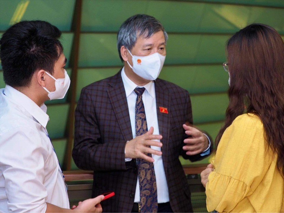 Đại biểu Quốc hội Nguyễn Anh Trí (đoàn Hà Nội) trao đổi cùng các phóng viên. Ảnh Hoàng Yến