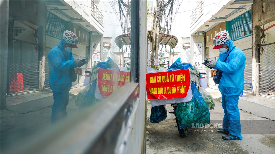 Anh Tuấn luôn đau đáu trong lòng vì nhiều người dân khu phong toả không có đủ lương thực phẩm, nhiều bạn sinh viên bị mắc kẹt, thiếu thốn đủ thứ.