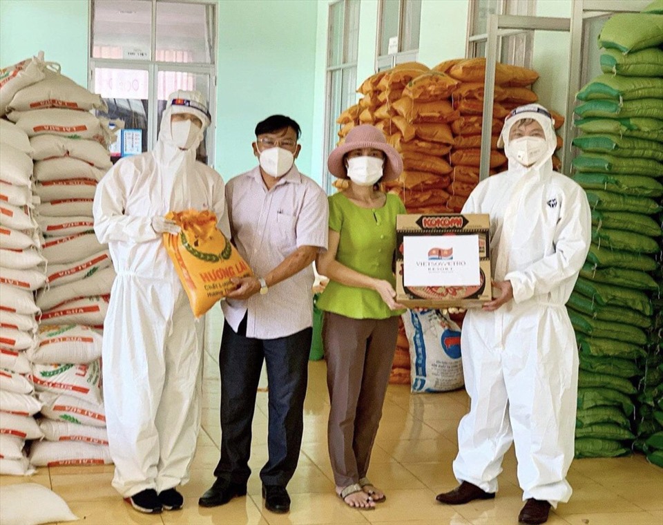 Đại diện Vietsovpetro Resort (thứ nhất từ trái qua) trao gạo và mì cho đại diện UBMTTQ Việt Nam xã Bàu Lâm.