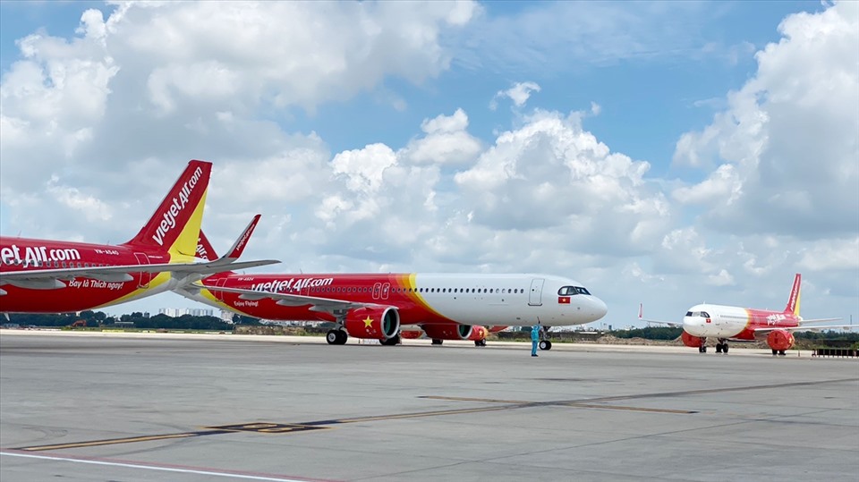 Tàu bay Vietjet mang theo 200 máy thở cao cấp, hiện đại từ Đức hạ cánh tại sân bay Tân Sơn Nhất sáng 13.8