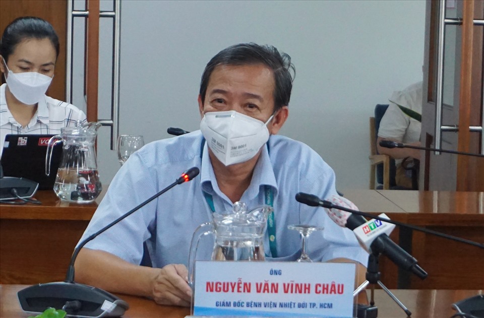 Bác sĩ Nguyễn Văn Vĩnh Châu, Giám đốc Bệnh viện bệnh nhiệt đới TPHCM tại buổi họp báo.  Ảnh: Minh Quân