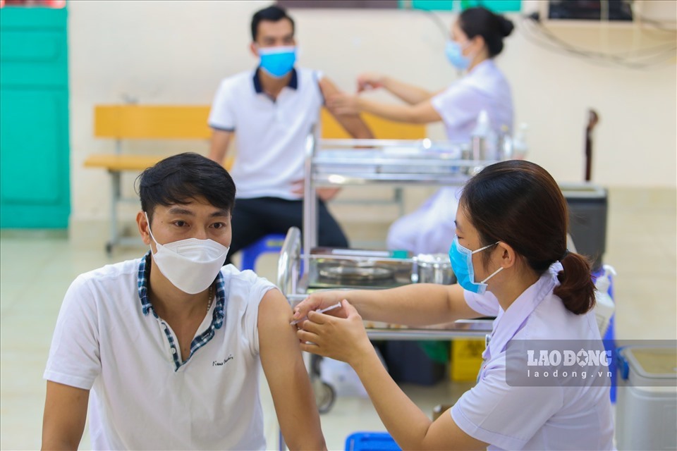 Từ ngày 27.7, Hà Nội bắt đầu triển khai chiến dịch tiêm chủng lớn nhất trong lịch sử. Ảnh: Tô Thế