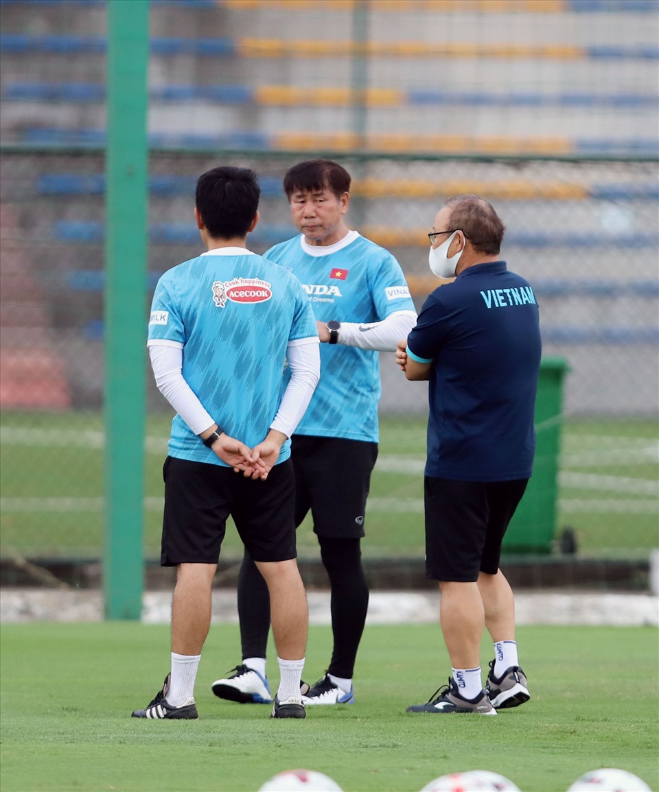 Sau đó, thầy Park có những trao đổi với các trợ lý huấn luyện viên trước khi toàn đội triển khai các nội dung chính trong buổi tâp. Ảnh: VFF