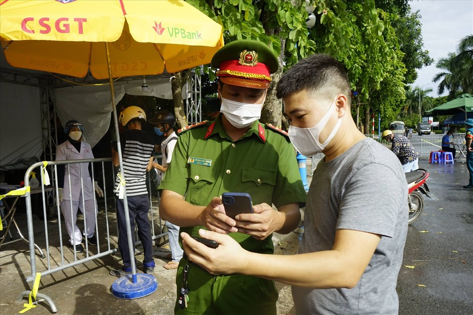 Tài xế khai báo y tế trực tuyến tại chốt kiểm soát cửa ngõ Hà Nội.