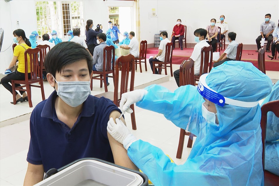 Tiêm vaccine phòng dịch COVID-19 tại Trà Vinh. Ảnh: TR.L.