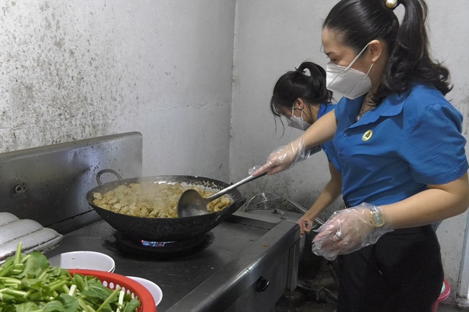 Phó Chủ tịch LĐLĐ Hà Tĩnh Lê Thị Hải Yến trực tiếp vào bếp xào nấu tặng suất ăn cho khu cách ly. Ảnh: CĐ.