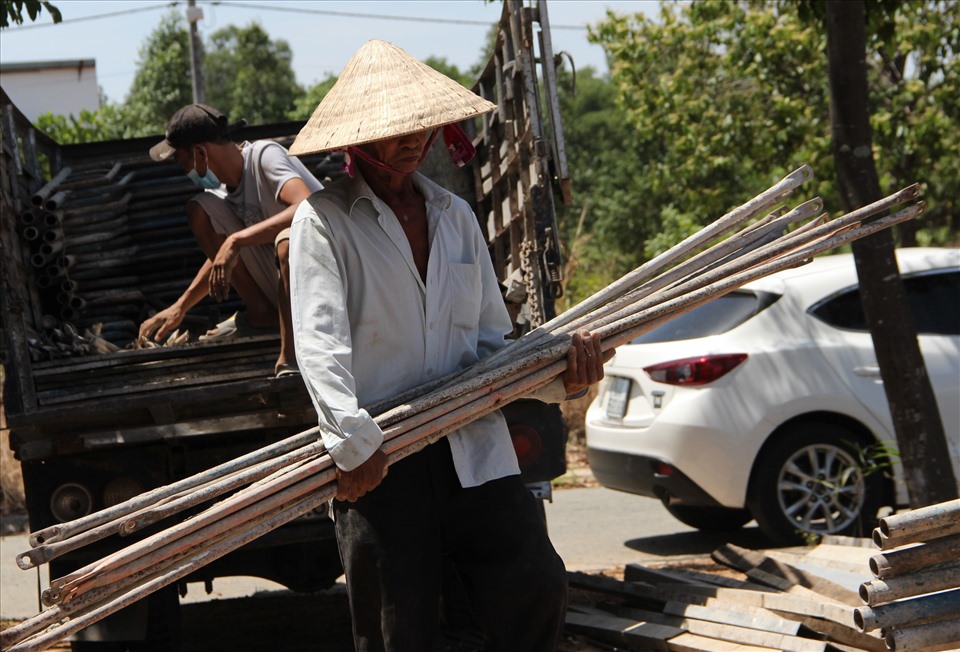 Ông Nguyễn Văn Sáu - 67 tuổi làm phụ hồ (Thủ Dầu Một) nghỉ việc ở nhà 1 tháng nay, đã hết tiền, sắp hết gạo. Ảnh: Đình Trọng