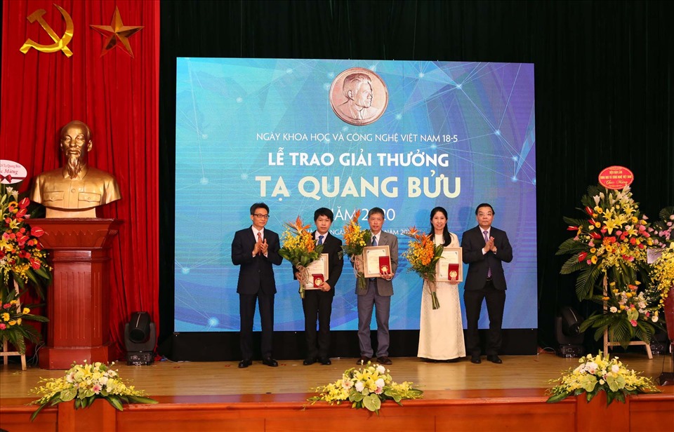 TS Nguyễn Trương Thanh Hiếu đạt Giải trẻ Giải thưởng Tạ Quang Bửu 2020. Ảnh: NVCC