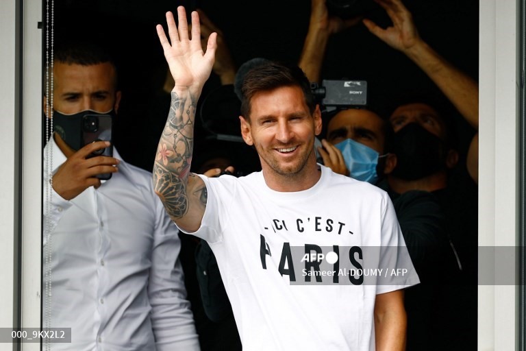 Cầu thủ bóng đá người Argentina Lionel Messi vẫy tay chào người hâm mộ tại sân bay Le Bourget, phía bắc Paris ngày 10.8 khi đến ký hợp đồng gia nhập câu lạc bộ Paris Saint-Germain. Cầu thủ 34 tuổi rời Barcelona, câu lạc bộ gắn bó trong suốt sự nghiệp thi đấu chuyên nghiệp kéo dài 17 năm qua. Ảnh: AFP