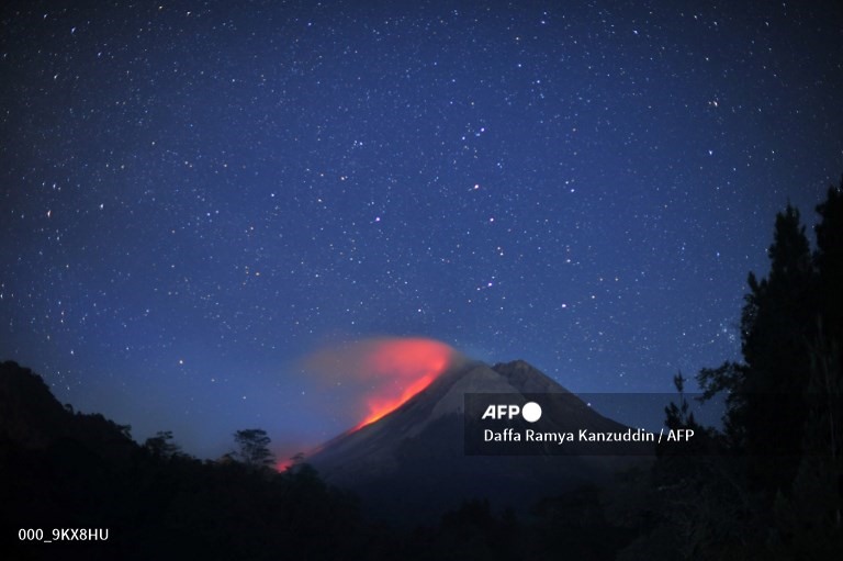Núi lửa Merapi, ngọn núi lửa hoạt động mạnh nhất Indonesia, phun ra tro bụi và dung nham nhìn từ Sleman ở Yogyakarta ngày 11.8. Ảnh: AFP