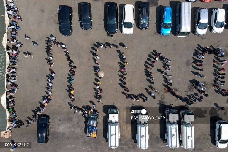 Hình ảnh chụp từ trên cao cho thấy người dân xếp hàng để tiêm vaccine Sinovac ở Jakarta, Indonesia, ngày 12.8. Ảnh: AFP