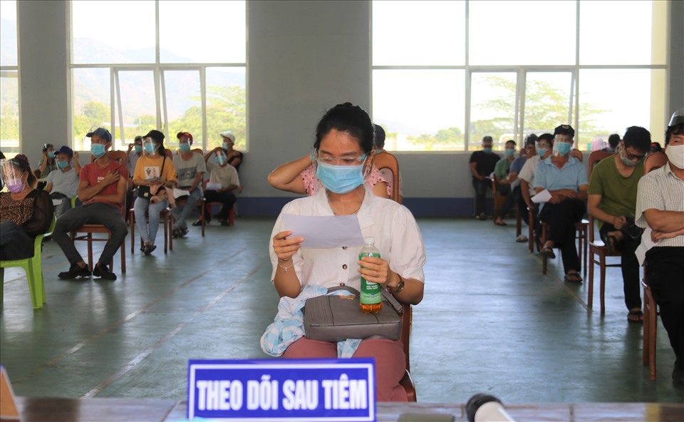 Ban tổ chức đã bố trí điểm nghỉ lại rộng rãi, thoáng mát cho công nhân lao động nghỉ 30 phút sau khi tiêm vaccine.