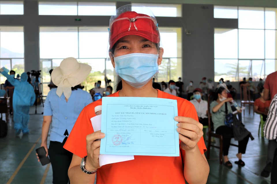 Chị Trần Thị Như Hoa- Công nhân Công ty TNHH Hải Vương không giấu được niềm vui sau ánh mắt khi nhận giấy chứng nhận hoàn thành mũi tiêm 1 vaccine AstraZeneca. Để 2 con chồng chăm sóc, gác lại những lo toan của gia đình chị vào nhà máy làm việc hơn 1 tháng nay. Chị nói: “Cũng nhớ nhá lắm nhưng ráng cố gắng vừa động viên gia đình vừa động viên mình: tiêm được mũi 1 rồi, bớt dịch mẹ sẽ về“.