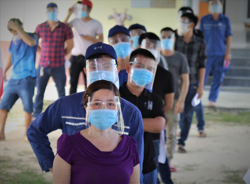 Theo Ban quản lý KKT Vân Phong trong đợt này sẽ có 5.000 liều vaccine phòng COVID-19 được tiêm cho công nhân lao động tại các doanh nghiệp do ban quản lý có đông người lao động thực hiện “3 tại chỗ“.