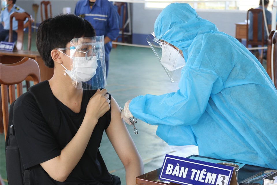 Sau nhiều ngày chờ đợi công nhân lao động làm việc tại KCN Suối Dầu, Khánh Hòa đã được tiêm mũi 1 vaccine phòng COVID-19. Ai cũng thấy phấn khởi vì biết mình có thêm lá chắn trước đại dịch để yên tâm làm việc.