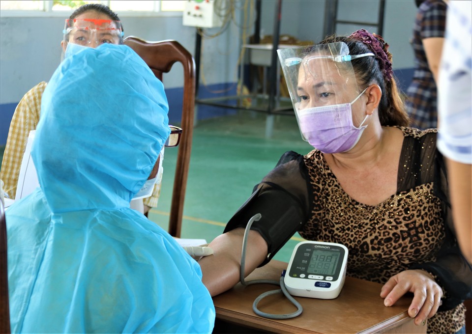 Qua khám sàng lọc, một số trường hợp công nhân có bệnh lý nền, cao huyết áp được đội ngũ y tế tư vấn trước khi quyết định đủ điều kiện tiêm vaccine COVID-19 hay không.