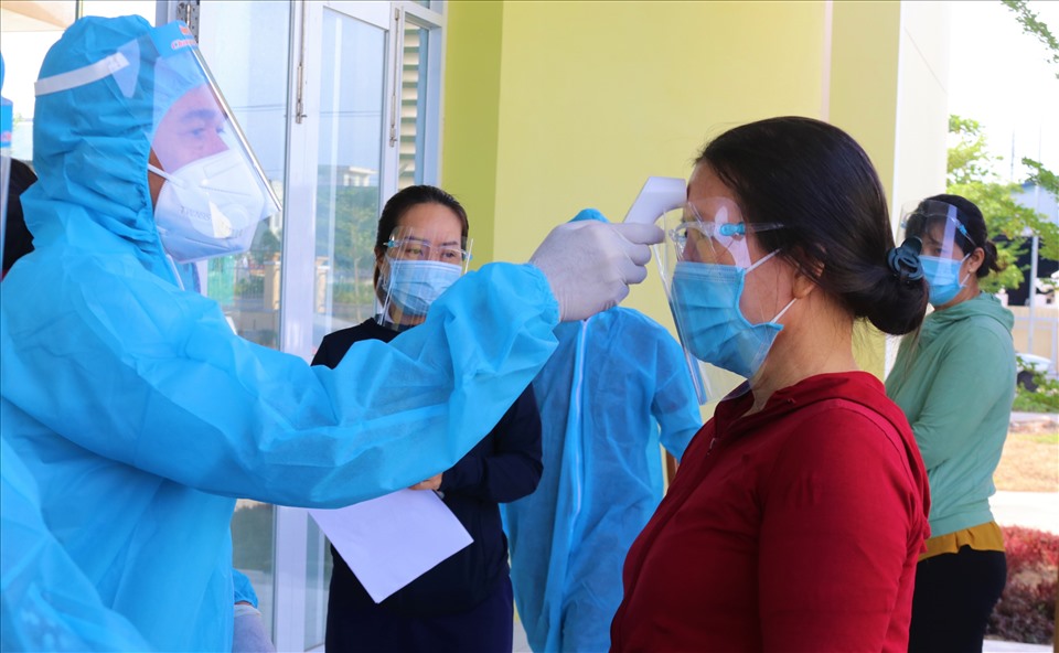 Theo quy trình tiêm chủng, công nhân lao động được kiểm tra nhiệt độ đủ chuẩn thông thường, không có biểu hiện sốt, đau họng sẽ được vào khám sàng lọc.