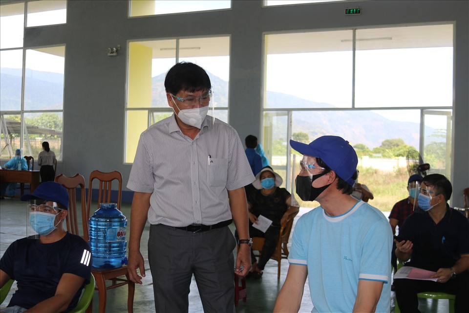 Ông Nguyễn Trọng Hoàng- Trưởng Ban quản lý Khu kinh tế (KKT) Vân Phong cho biết: “Trong ngày 14 và 15.8, chúng tôi sẽ triển khai tiêm vaccine cho 2.300 công nhân đang thực hiên “3 tại chỗ” ở KCN Suối Dầu, 2.200 liều vaccine còn lại sẽ được triển khai tiếp cho công nhân đang làm việc tại các doanh nghiệp ở huyện Vạn Ninh và Thị xã Ninh Hòa. Như vậy KKT Vân Phong đã có khoảng 5.700 người được tiêm, tuy nhiên với số lao động khoảng 25.000 người thì vẫn còn nhiều lao động phải chờ. Chúng tôi cũng quán triệt đến doanh nghiệp tuyên truyền đến công nhân đã tiêm vaccine vẫn không được chủ quan lơ là với 5K, vẫn phải tăng cường biện pháp phòng chống dịch cao hơn nữa“.