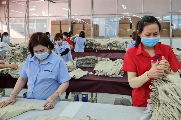 Các công nhân của Công ty Hansae Việt Nam nghiêm túc thực hiện phòng, chống dịch COVID-19 khi làm việc. Ảnh Nam Dương