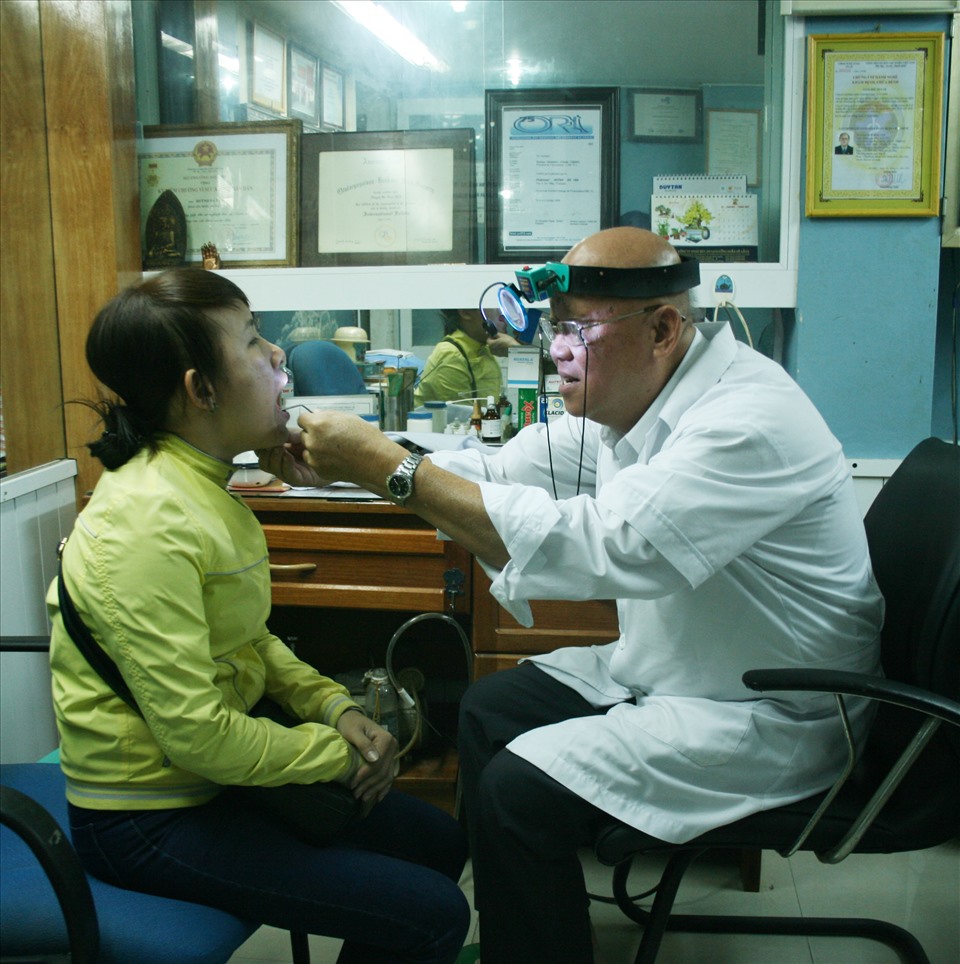 Bác sĩ Huỳnh Bá Tân khám, chữa bệnh miễn phí cho người dân có hoàn cảnh khó khăn năm 2020. (Ảnh chụp trước thời điểm Covid-19 bùng phát).