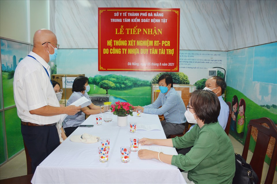 bác sĩ Huỳnh Bá Tân, Đại diện Công ty TNHH Nhựa Duy Tân (Thành phố Hồ Chí Minh) tài trợ Hệ thống xét nghiệm RT-PCR và Tủ âm sâu cho Trung tâm Kiểm soát bệnh tật thành phố Đà Nẵng,