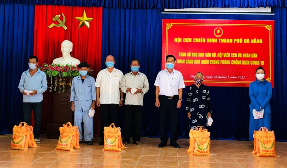 Bác sĩ Huỳnh Bá Tân (thứ 3, trái sang) tặng quà CCB và các hộ dân ở huyện Hòa Vang gặp nhiều khó khăn do Covid-19 năm 2021.