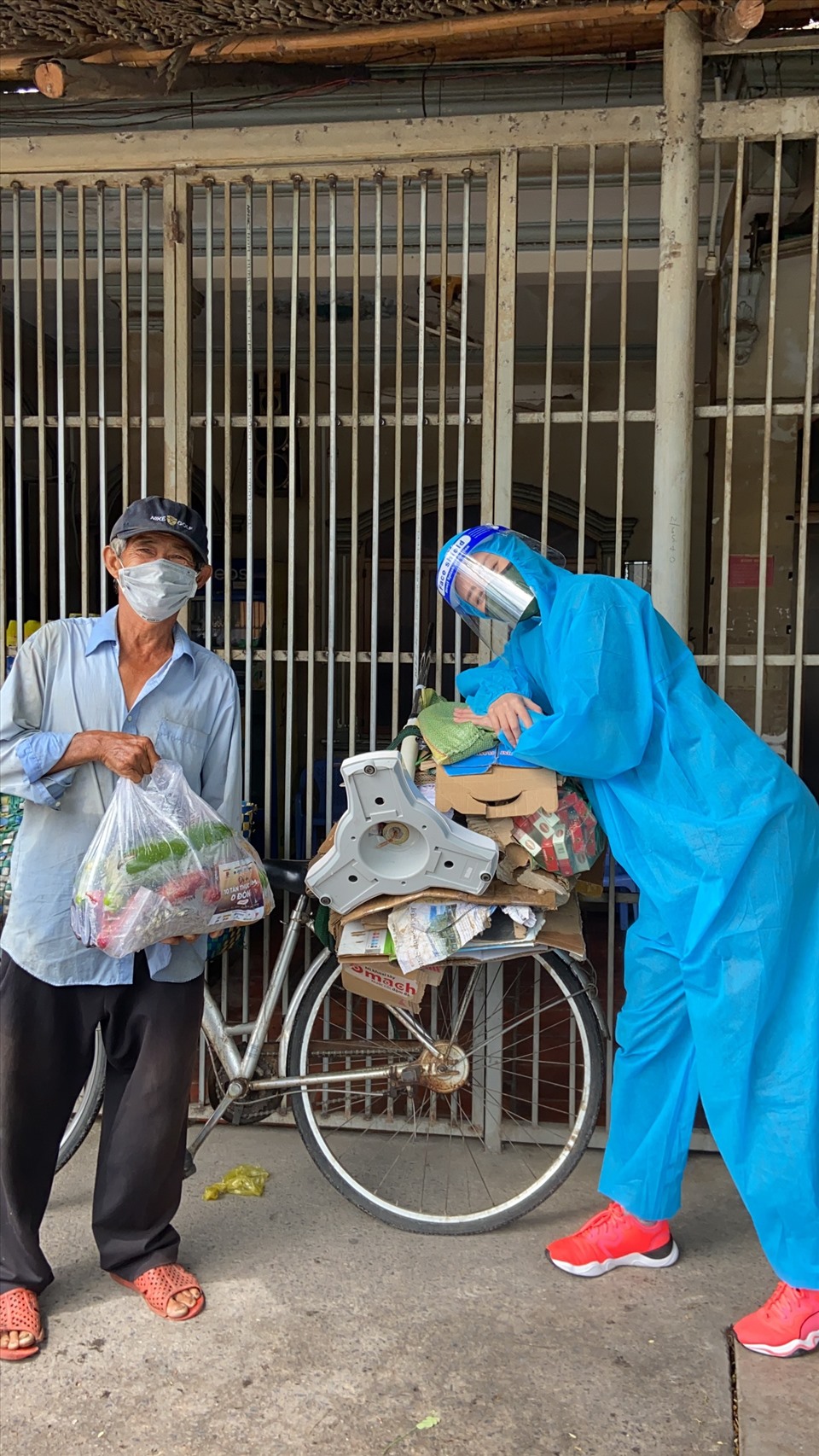 Các nàng hậu hăng hái làm việc. Ảnh: MU.