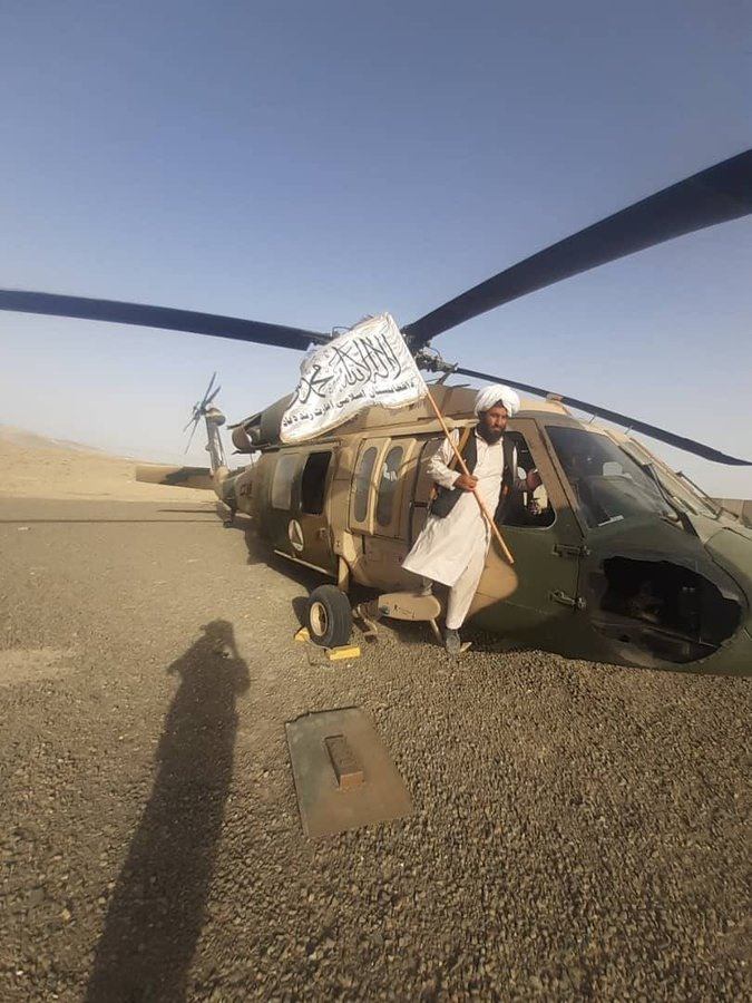Trực thăng chiến đấu Taliban chiếm được. Ảnh: Twitter