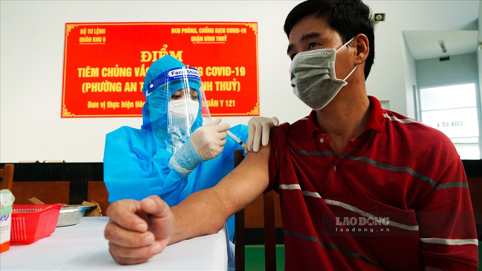 Tiêm vaccine cho người dân Cần Thơ. Ảnh: Tạ Quang.