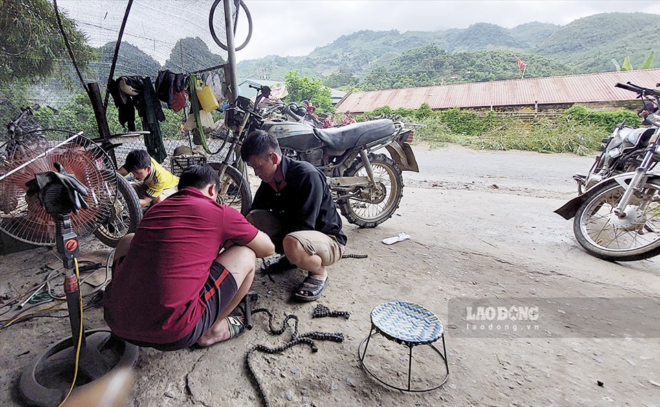 Hằng ngày anh Thào A Phổng làm ở quán sửa xe máy gần nhà cùng những người trong gia đình. Ảnh: Văn Thành Chương