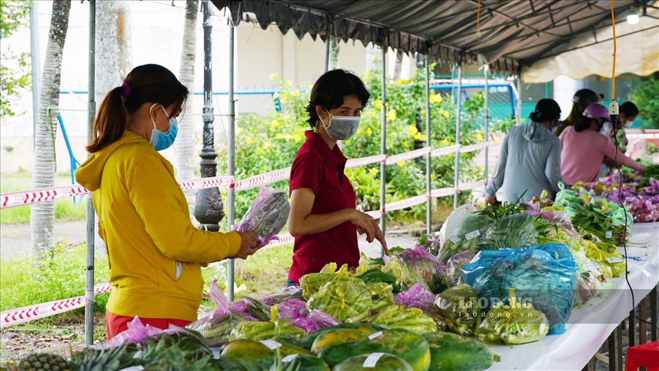 Ông Võ Tiến Thành, Giám đốc Trung tâm Xúc tiến thương mại, du lịch và đầu tư tỉnh Đồng Tháp cho hay: Thời điểm này, giao dịch trực tiếp rất khó khăn, chính vì thế, nông dân, doanh nghiệp cần phát triển các kênh bán hàng online trên nền tảng mạng xã hội, đưa sản phẩm nông sản lên sàn thương mại điện tử, mở trang web để giới thiệu hàng hóa...