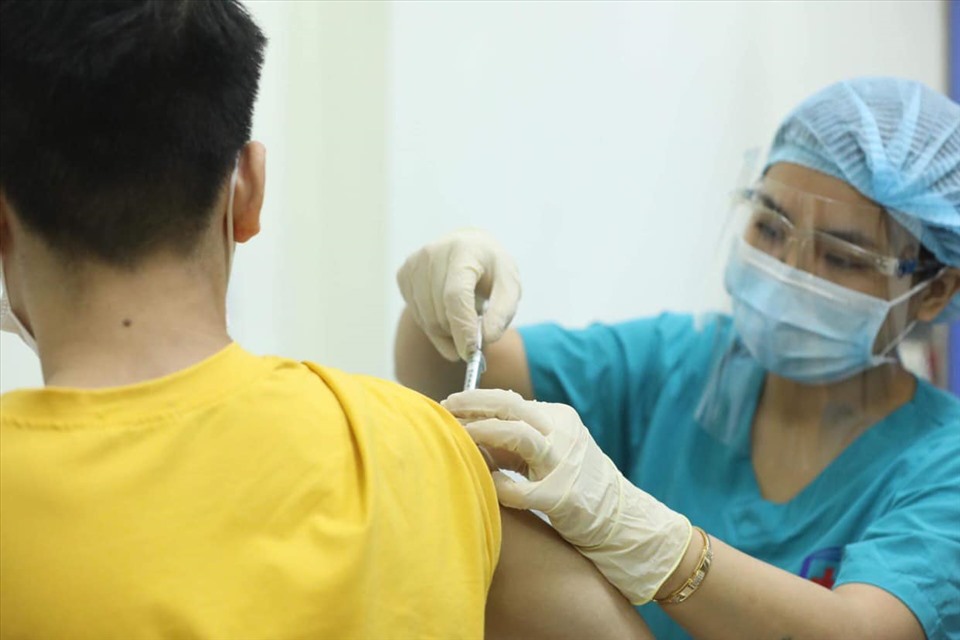 Một tình nguyện viên được tiêm thử nghiệm vaccine ARCT-154. Ảnh: Bộ Y tế