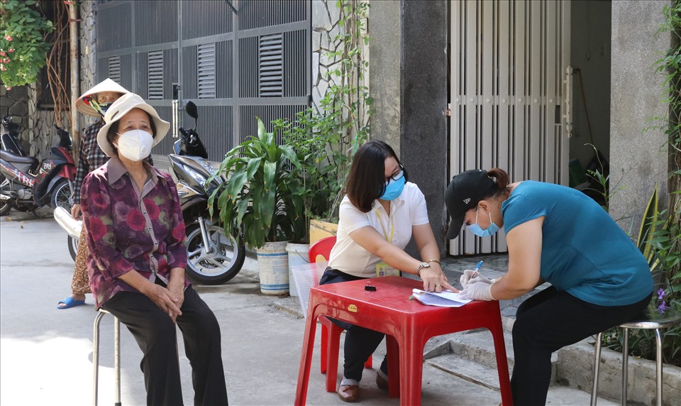 Chị Lưu Thị Huỳnh (áo xanh) trú đường Hàn Thuyên làm nghề buôn bán nhỏ nhận 1,5 triệu đồng hỗ trợ lao động tự do theo Nghị quyết 68 của Chính phủ. Ảnh: Phương Linh