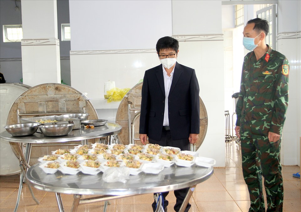 Chủ tịch UBND huyện Đắk R'lấp kiểm tra bữa ăn từng ngày phục vụ người dân bị cách ly. Ảnh: Phan Tuấn