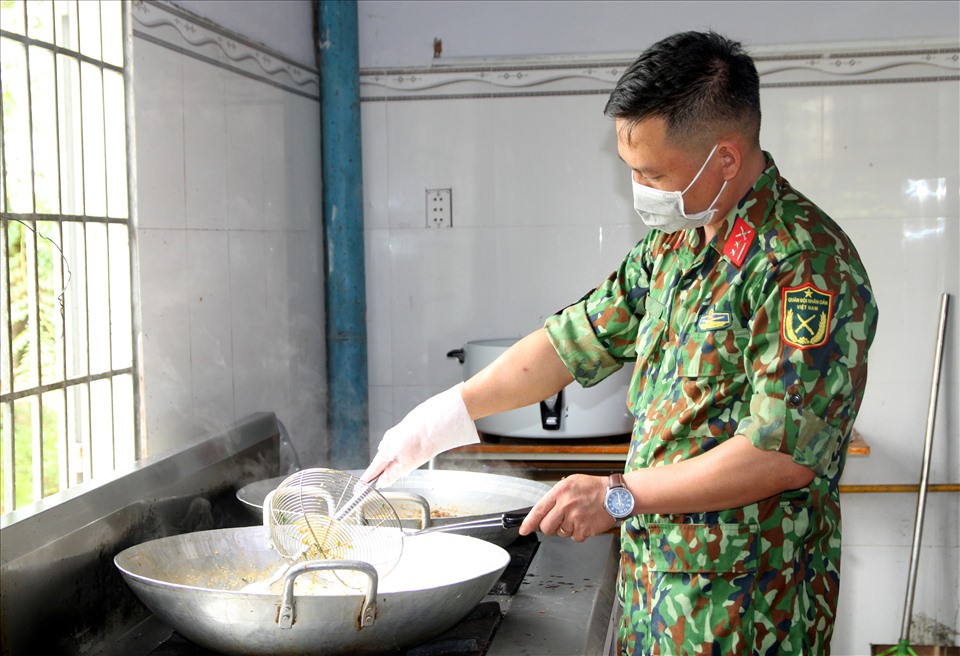 Các cán bộ, chiến sỹ bộ đội là đầu bếp chính trong khu cách ly tập trung ở huyện Đắk R'lấp. Ảnh: Phan Tuấn