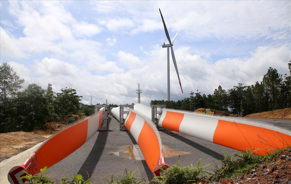 Tại tỉnh Quảng Trị, hiện có 29 dự án điện gió với công suất 1.117,2MW được xây dựng tại miền núi Hướng Hóa và Đakrông. Trong ảnh, 3 cánh chờ lắp đặt vào trụ điện gió của Nhà máy điện gió Phong Huy.