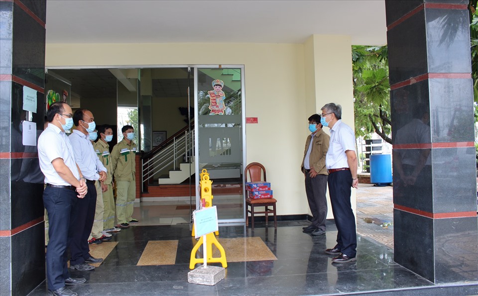 Lãnh đạo PTC4 thăm lực lượng vận hành TBA 500kV Phú Lâm. Ảnh: EVNNPT