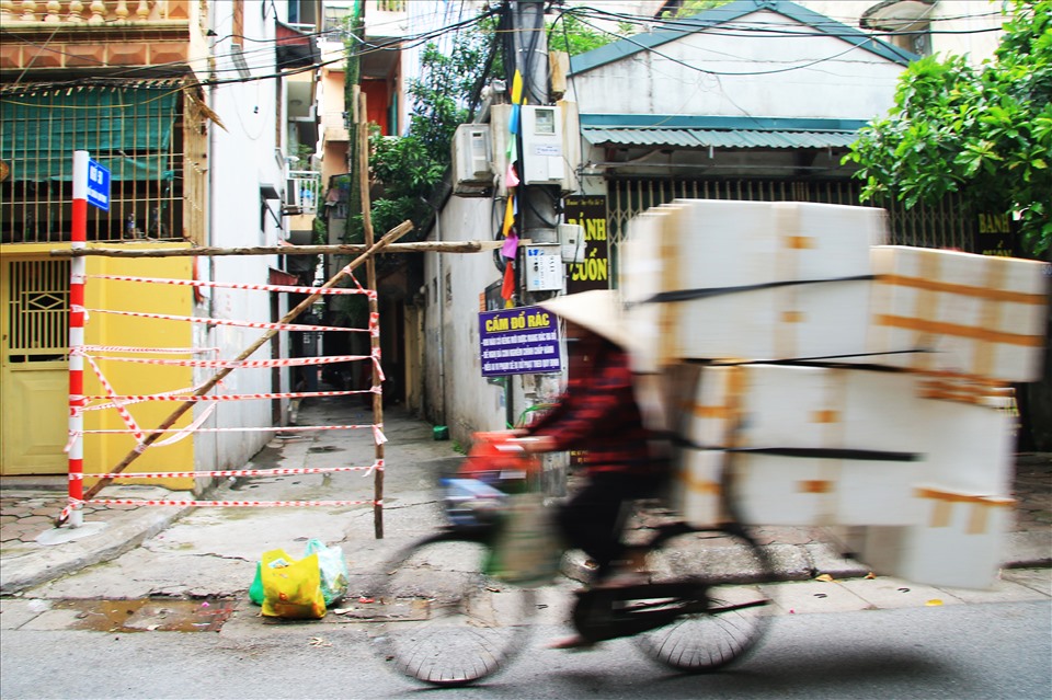Một ngõ nhỏ tại phố Chùa Quỳnh được đóng cọc gỗ, giăng dây để hạn chế người ra vào.