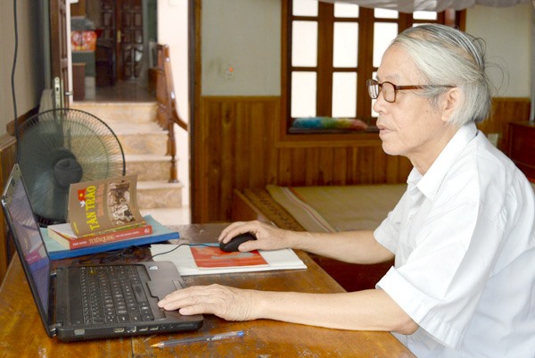 Nhà văn Phù Ninh (tên thật Nguyễn Văn Mạch) một người đã gắn bó cả cuộc đời  cũng như có nhiều nghiên cứu lịch sử về mảnh đất căn cứ địa cách mạng Tuyên Quang. Ảnh: Giam Lam