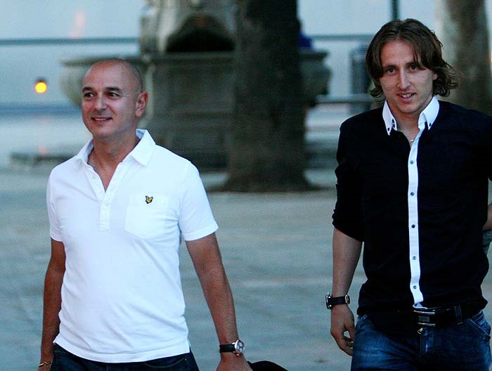 Chủ tịch Levy đích thân đến Croatia để ký hợp đồng với Luka Modric năm 2010, nhưng sau đó tiền vệ này tố ông thất hứa và đe dọa anh. Ảnh: Croatpix