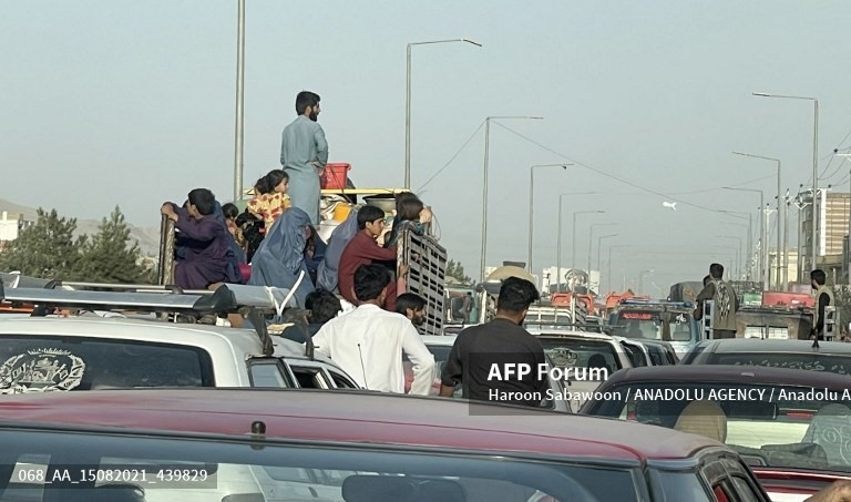 Một gia đình Afghanistan mang theo đồ đạc trên đường chạy trốn khỏi thành phố Kabul, ngày 15.8. Ảnh: AFP