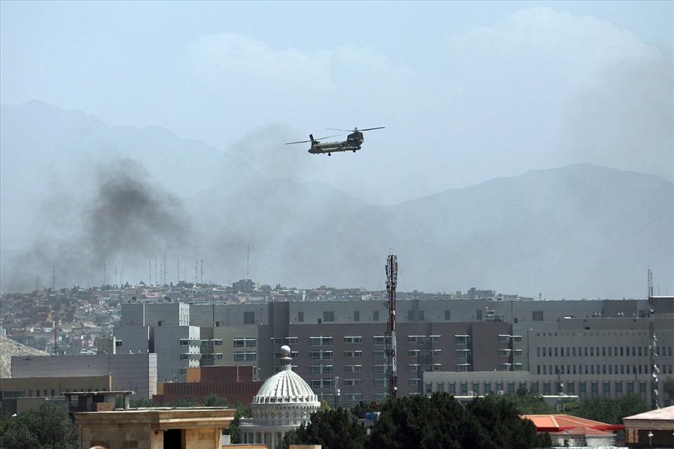 Trực thăng Chinhook của Mỹ sơ tán nhân viên đại sứ quán ở Kabul hôm 15.8. Ảnh: AFP